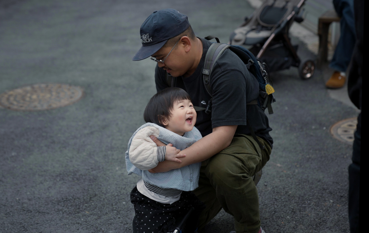 Guests of all ages, including families with young children, gathered at the natto event in Seoul on March 29. (Tammy Park/The Korea Herald)