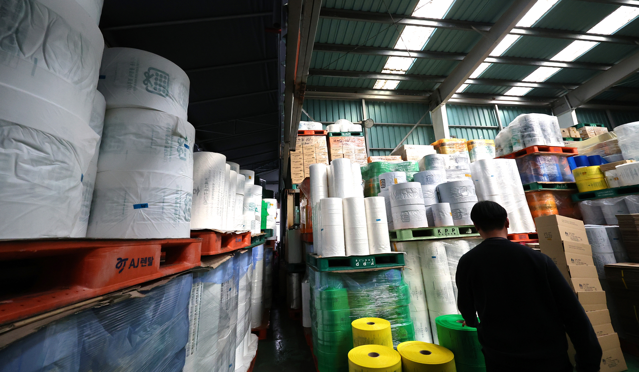 کیسه های زباله روز پنجشنبه در داخل یک کارخانه تولیدی در اینچئون روی هم چیده شده اند. (یونهاپ)