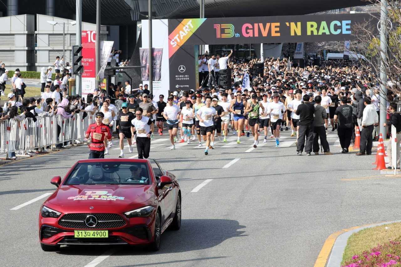 Some 20,000 participants gather at the starting line of the 13th annual Give 'n Race charity run, hosted by the Mercedes-Benz CSR Committee, in Busan on Sunday. (Mercedes-Benz Korea)