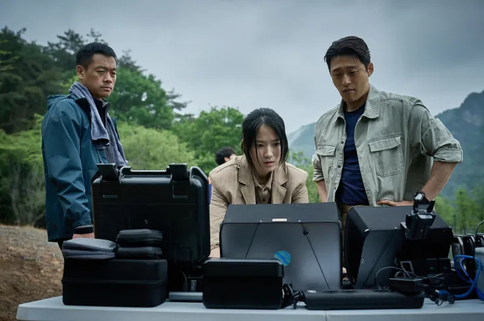 Kim Hye-yoon (center) stars in "Salmokji: Whispering Water." (Showbox)