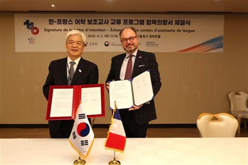 National Institute for International Education president Han Sang-shin (left) and France Education International director general Henri de Rohan-Csermak pose for a photo on Thursday after signing a letter of intent for a teaching assistant exchange program at Seoul Government Complex in Jongno-gu, Seoul. (Ministry of Education)