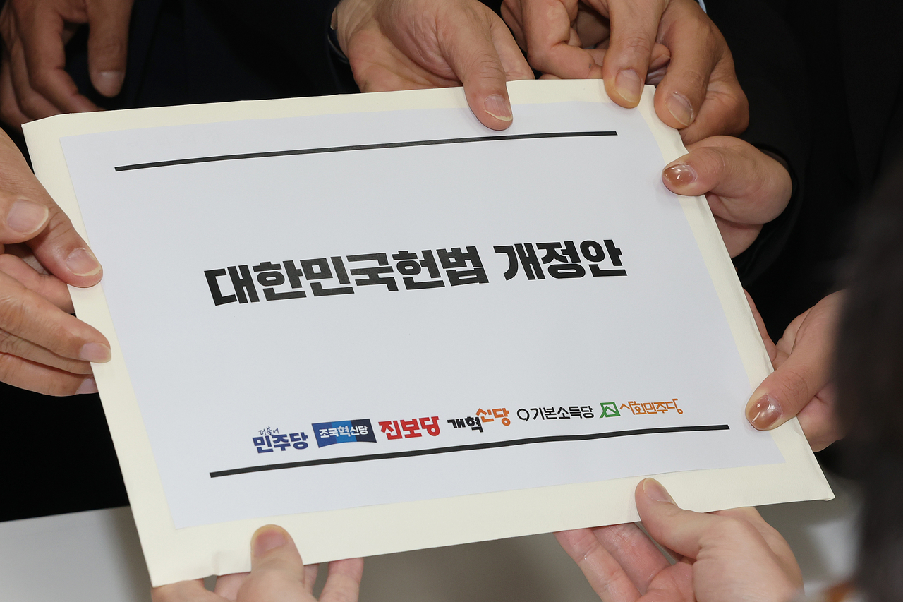 Lawmakers submit a constitutional amendment proposal to the National Assembly on Friday. (Newsis)