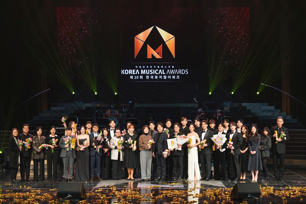 Winners of the 10th Korea Musical Awards pose for photos at the Sejong Center for the Performing Arts, Seoul, Jan. 19.  (KMA)