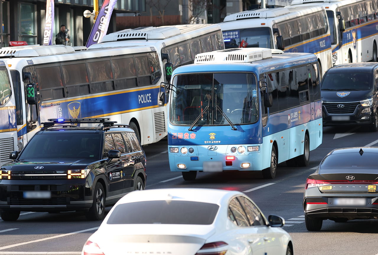 A prison bus carrying former president Yoon Suk Yeol on Feb. 19 leaves the Seoul Detention Center and heads to the Seoul Central District Court, where Yoon received a life sentence for leading an insurrection. (Yonhap)