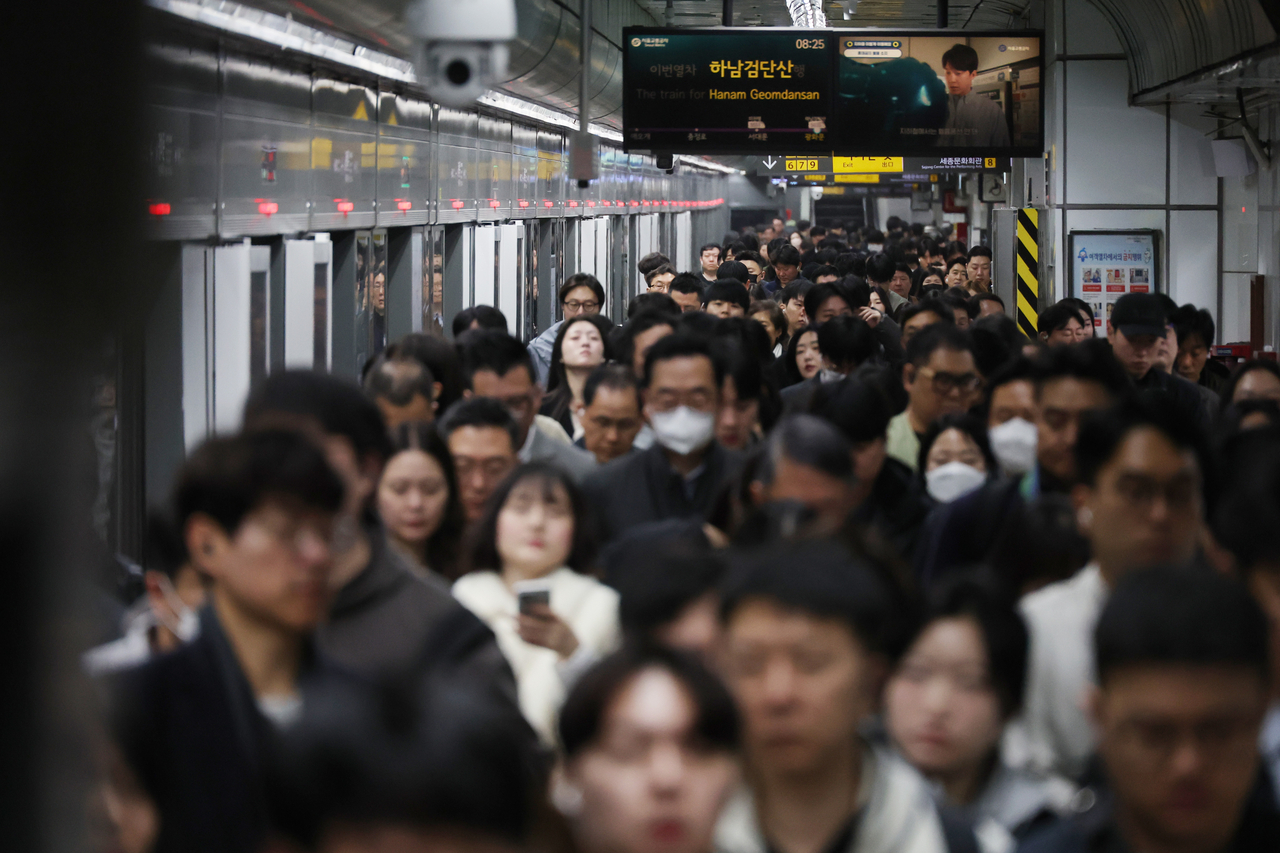 A subway station in Seoul is crowded with commuters on March 17. Since March 10, the daily average number of commuters on Subways Line Nos. 1-8 has been about 10.65 million. (Yonhap)