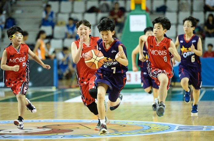 Youth basketball players compete during a youth club tournament organized by the Korea Basketball League. (KBL)