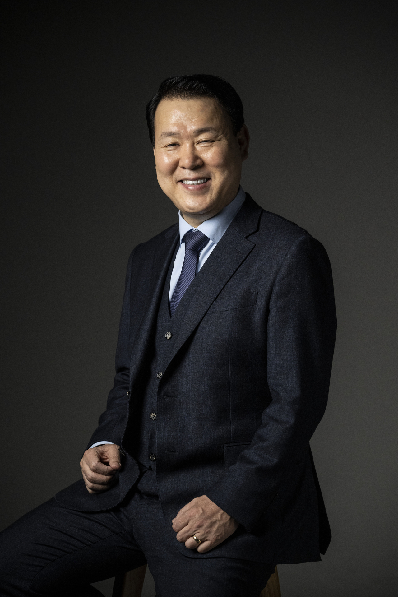 Jun Sang-soo, a former vice minister-level official at South Korea’s National Assembly and a candidate for IPU secretary-general, poses for a photo during an interview with The Korea Herald at Herald Square in Seoul on Thursday. (Park Hae-mook/The Korea Herald)