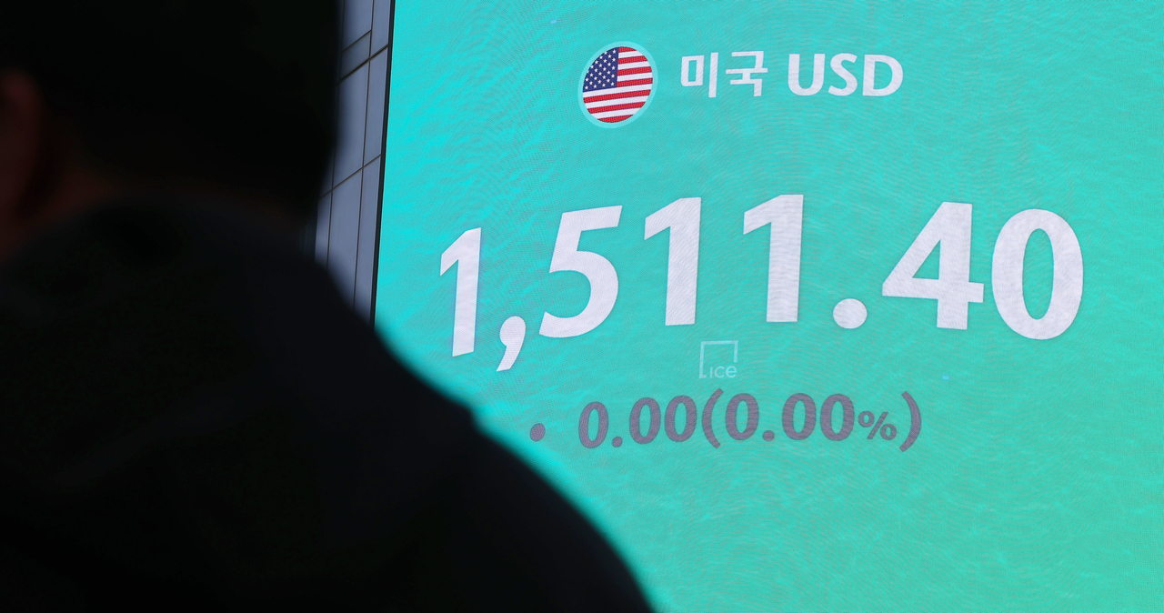 An electronic display at the Hana Bank building in central Seoul shows the won quoted at 1,511.4 per dollar on Sunday. (Yonhap)