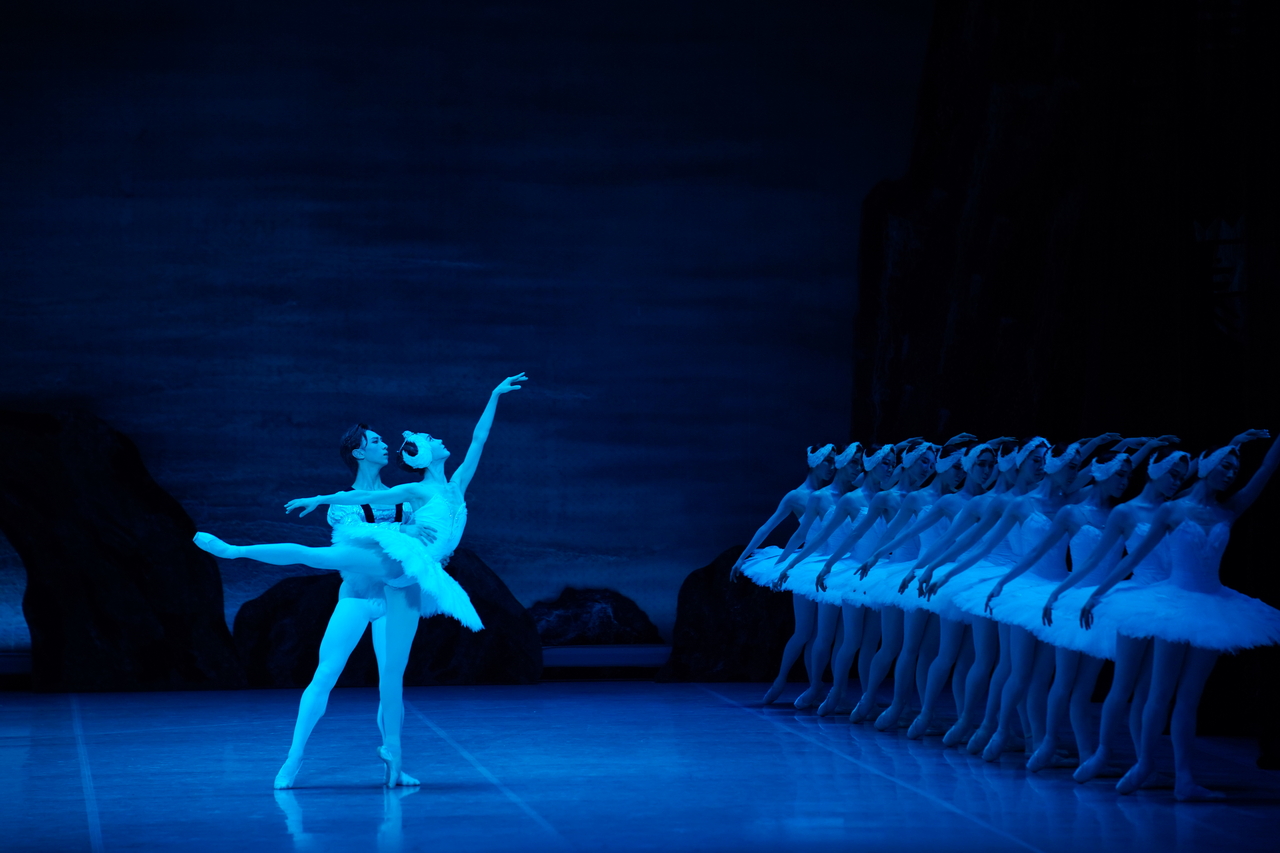 Korean National Ballet’s Yang Jun-young (left) performs as Prince Siegfried in “Swan Lake.” (Korean National Ballet)