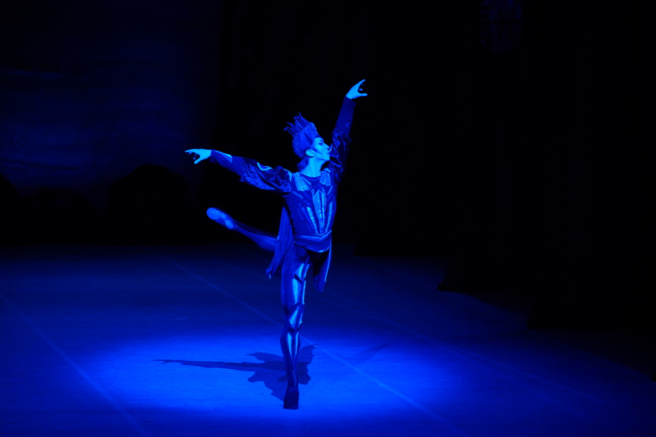 Korean National Ballet’s Yang Jun-young performs as Rothbart in “Swan Lake.” (Korean National Ballet)