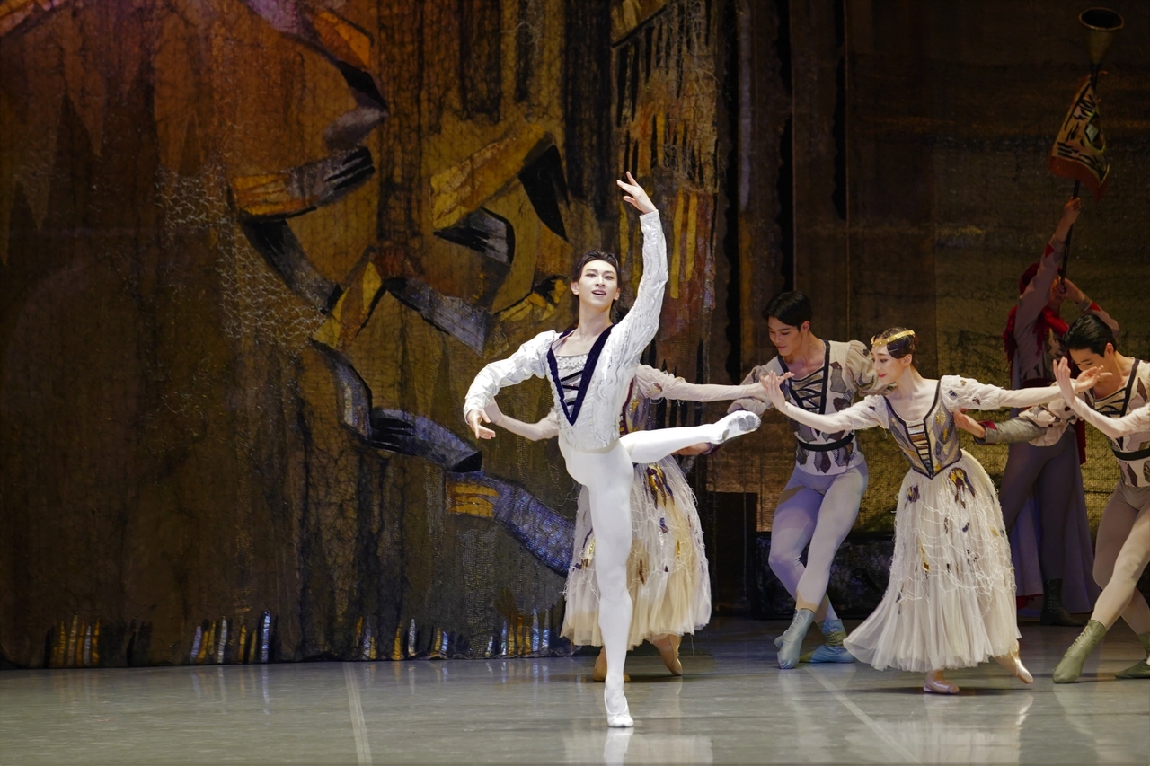 Korean National Ballet’s Yang Jun-young performs as Prince Siegfried in “Swan Lake.” (Korean National Ballet)