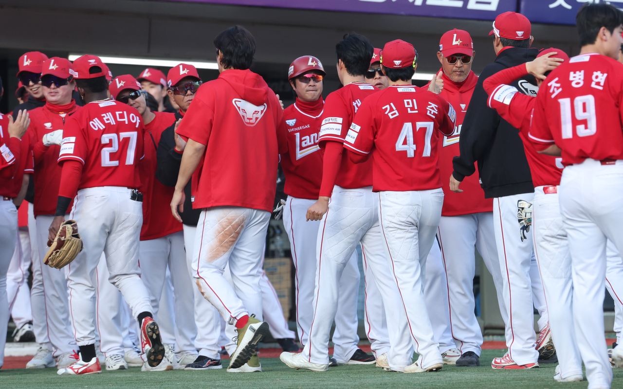 SSG 랜더스 선수들이 지난 일요일 부산 사직야구장에서 열린 한국야구위원회 정규시즌 경기에서 롯데 자이언츠를 상대로 4-3으로 승리한 뒤 환호하고 있다. (연합)