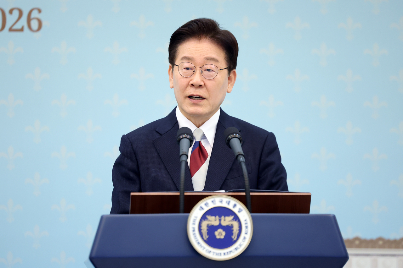 South Korean President Lee Jae Myung speaks during a joint press appearance with French President Emmanuel Macron following their talks at the presidential office Cheong Wa Dae in Seoul on Friday. (Yonhap)