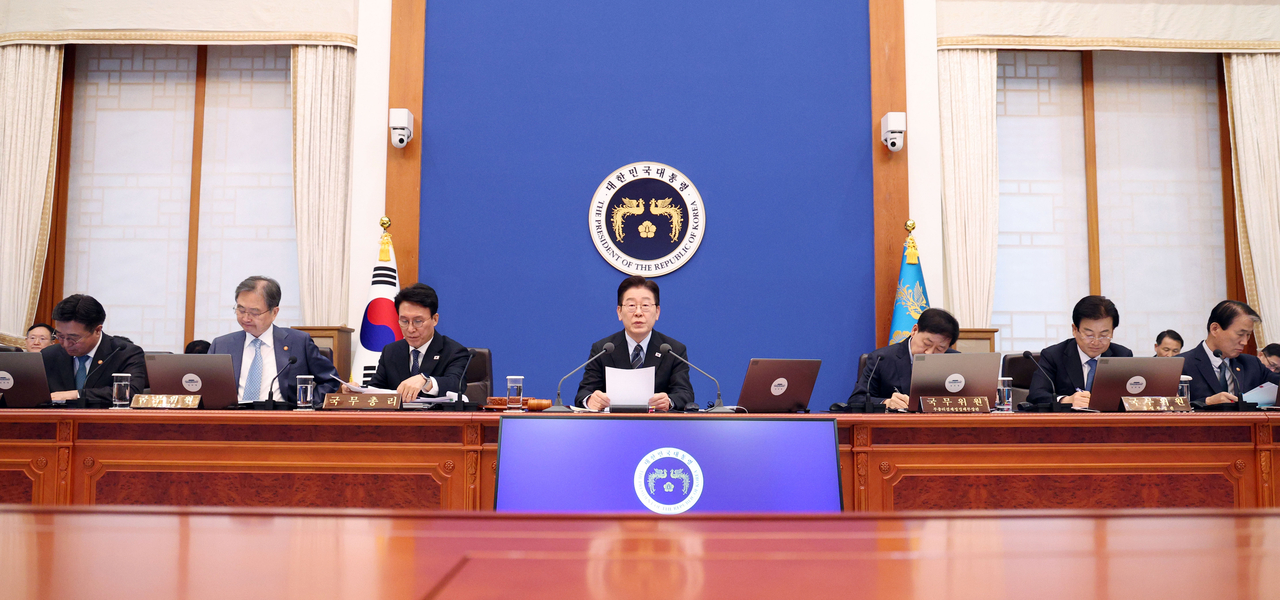 President Lee Jae Myung (center) convenes a Cabinet meeting doubling as an emergency economic review meeting at Cheong Wa Dae in Seoul on Monday. (Photo Pool via Yonhap)