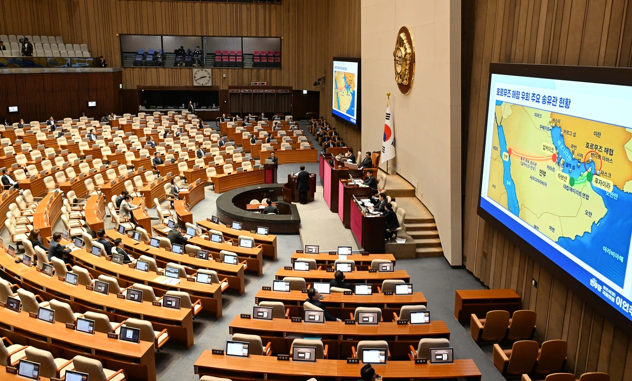 A parliamentary interpellation session takes place at the National Assembly on Monday. (Lee Sang-sub/The Korea Herald)