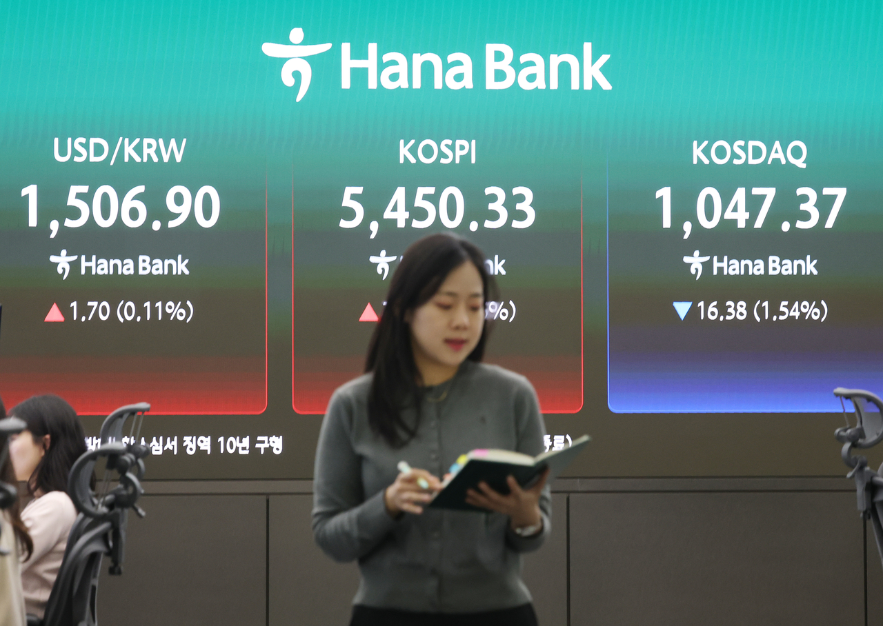 An electronic board showing the Korea Composite Stock Price Index at a dealing room of the Hana Bank headquarters in Seoul on Monday. (Yonhap)