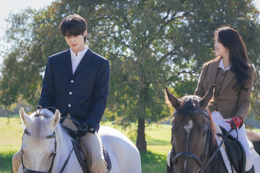 "Perfect Crown," starring Byeon Woo-seok (left) and Lee Ji-eun (MBC)