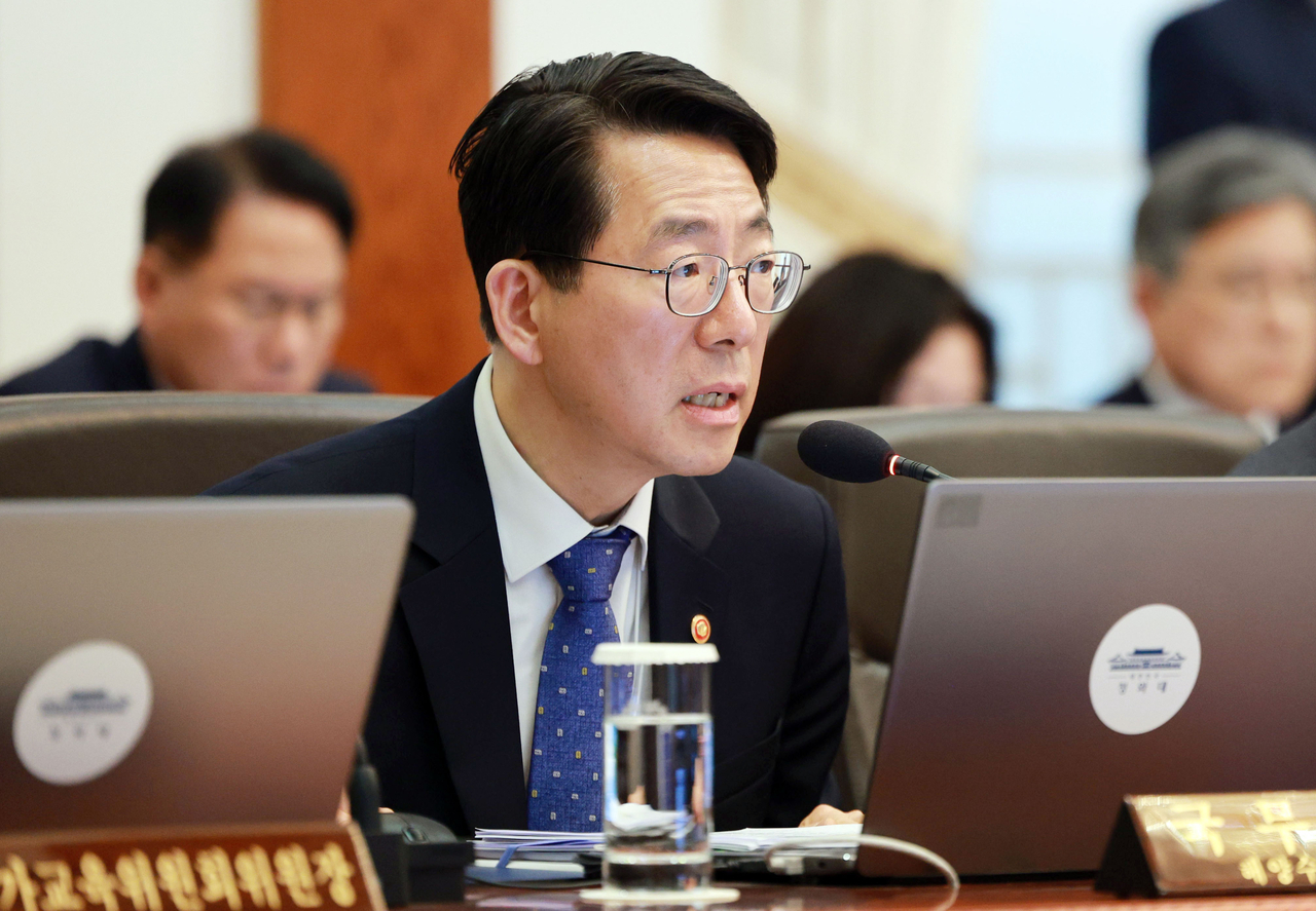 Minister of Oceans and Fisheries Hwang Jong-woo briefs President Lee Jae Myung on the government’s emergency response to the Middle East war during a Cabinet meeting doubling as an emergency economic review meeting at Cheong Wa Dae in Seoul on Monday. (Photo Pool via Yonhap)
