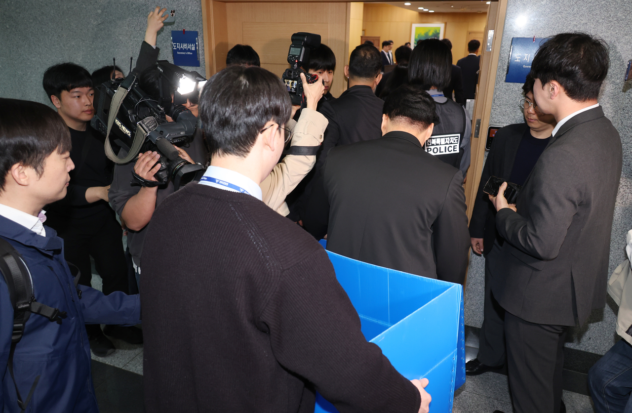 Police investigators enter North Jeolla Gov. Kim Kwan-young's office in Jeonju, about 190 kilometers south of Seoul on Monday, to carry out a search-and-seizure warrant over allegations of handing out cash to multiple people last year. (Yonhap)