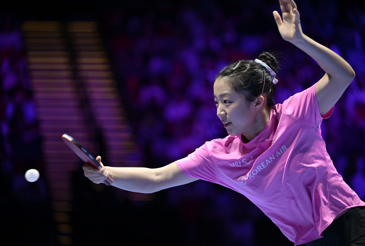 South Korea’s Shin Yu-bin returns a shot against China’s Wang Manyu, at the ITTF World Cup in Macao, Sunday.   (Xinhua-Yonhap)
