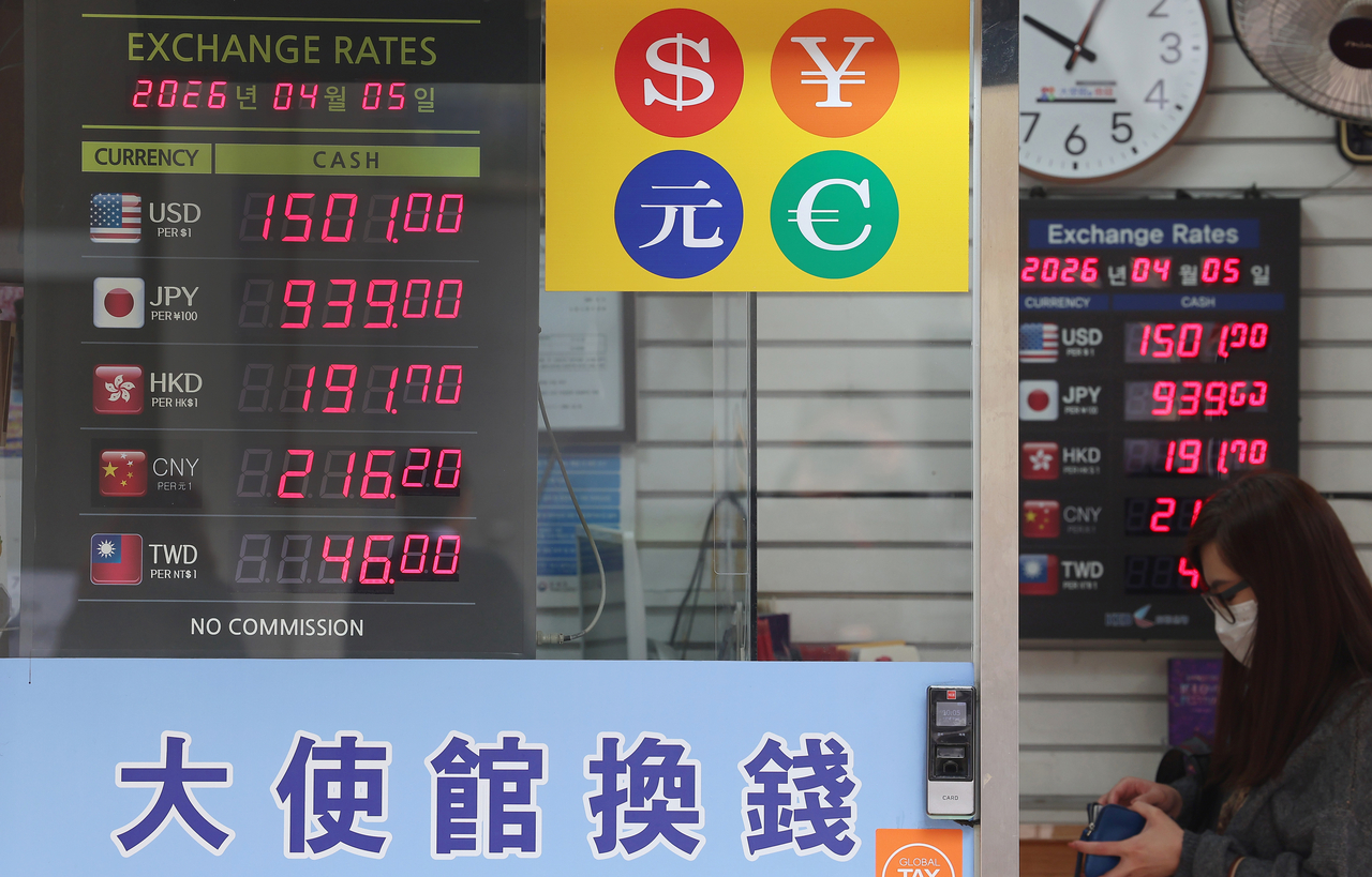 A customer visits a currency exchange office in Seoul's Myeongdong on Sunday. (Yonhap)