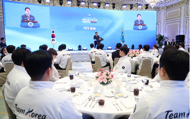 President Lee Jae Myung delivers a congratulatory speech following the Winter Olympics at a luncheon for Team Korea  at Cheong Wa Dae in central Seoul on Sunday. Team Korea won three gold, four silver and three bronze medals, finishing 13th overall. (Newsis)