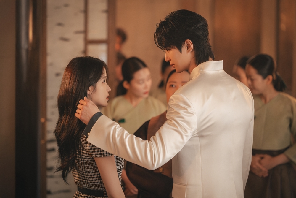 "Perfect Crown," starring Lee Ji-eun (left) and Byeon Woo-seok (MBC)
