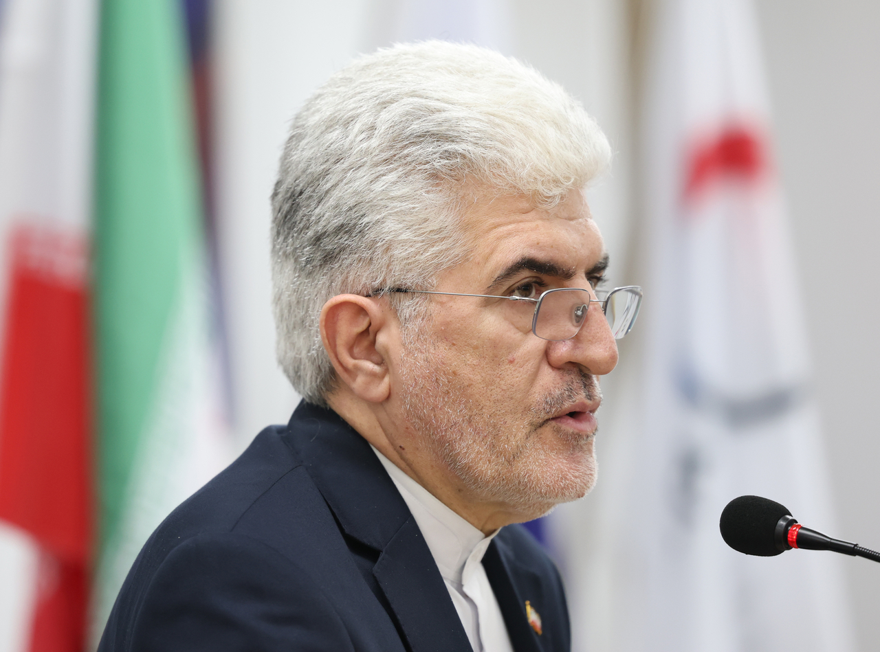 Iranian Ambassador to South Korea Saeed Koozechi speaks during a forum on the Iran conflict and the closure of the Strait of Hormuz, hosted by the Citizens’ Coalition for Livelihood Measures in Seoul, on April 1. (Yonhap)