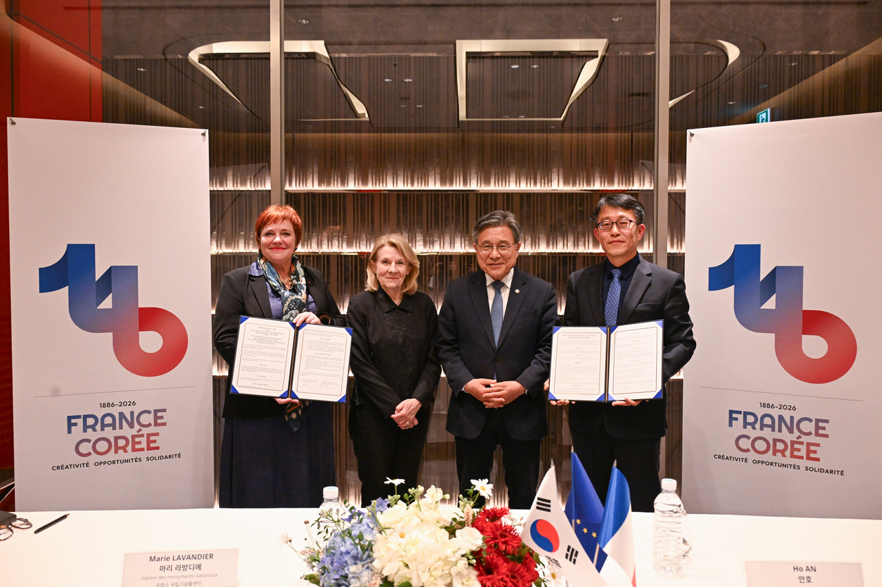 From left are Marie Lavandier, president of France's National Monuments Center; Catherine Pegard, the French minister of culture; Heo Min, head of the Korea Heritage Service; and Ahn Ho, acting director of the KHS' Royal Palaces and Tombs Center. (Yonhap)