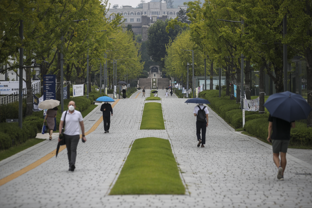 Pedestrians traverse Yonsei University’s campus in Seodaemun-gu, Seoul. (Newsis)
