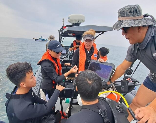 This photo shows South Korean and US personnel conducting a joint war remains search in waters off the southeastern city of Busan in Sept. 2023. (Defense Ministry)