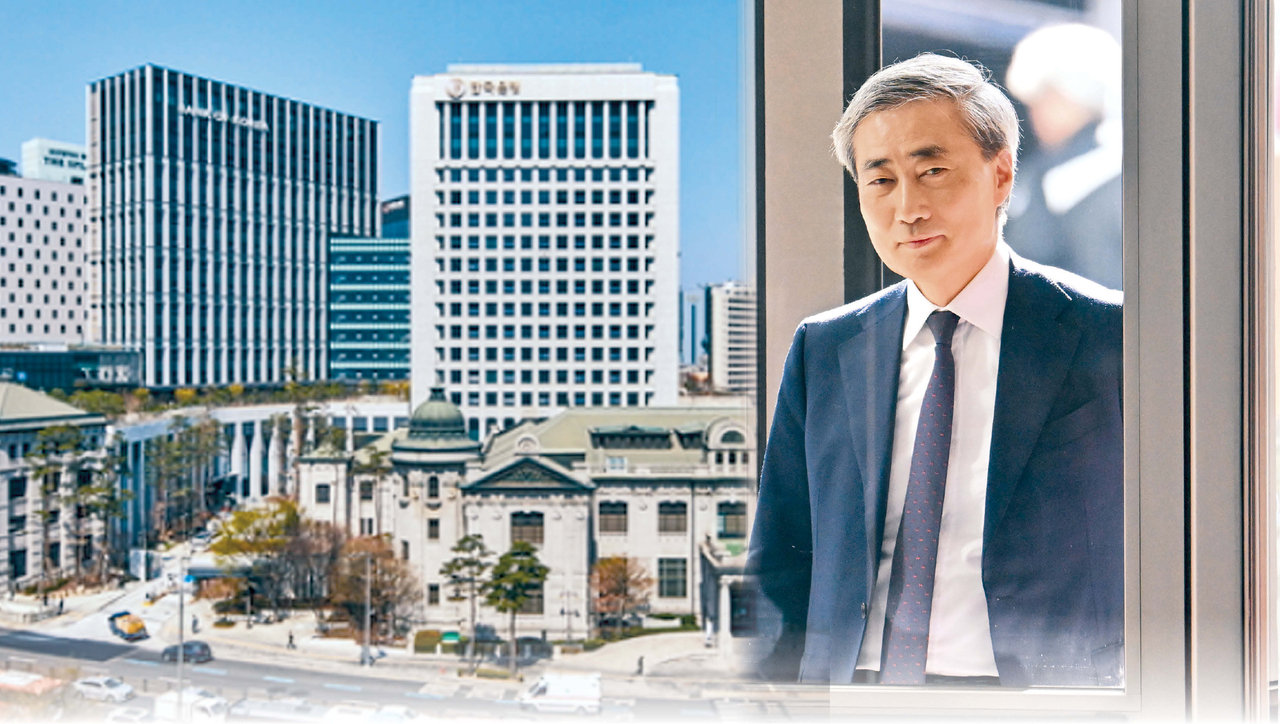 Shin Hyun-song, nominee for governor of the Bank of Korea, arrives at his office set up for the confirmation hearing in a building in Jung District, Seoul, on the morning of March 31. The background photo shows the headquarters building of the Bank of Korea in Jung District, Seoul. Photo by reporter Lim Se-jun· Courtesy of the Bank of Korea
