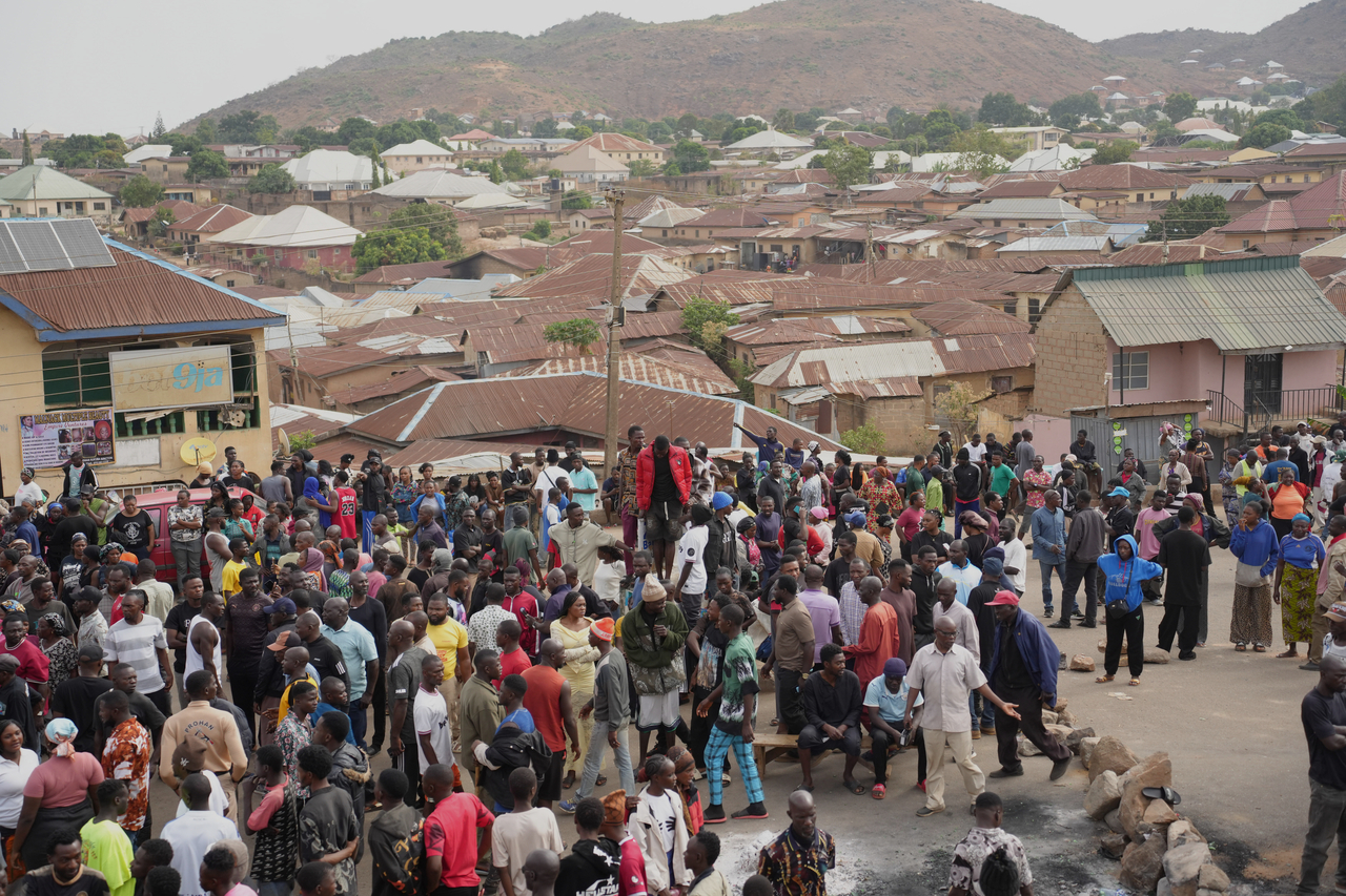 People gather at the scene of an attack in Gari Ya Waye community in the Jos North Nigeria, Monday, March 30. (AP-Yonhap)
