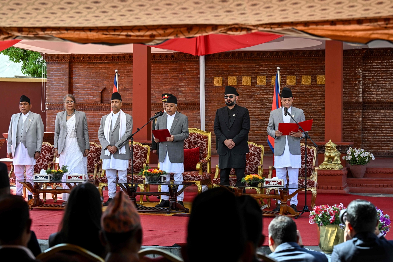 Nepal's President Ram Chandra Paudel (center) administers the oath of office to Rastriya Swatantra Party deputy chairman Dol Prasad Aryal (right) in Kathmandu, Nepal, Sunday. (AFP-Yonhap)