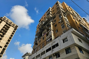 Israel renews Lebanon strikes, forces border close