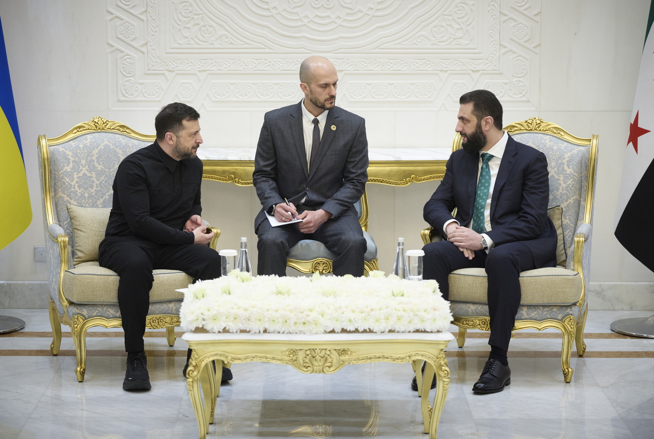 Ukrainian President Volodymyr Zelenskyy (left) and Syrian President Ahmed al-Sharaa (right) sit for their meeting in Damascus, Syria, Sunday. (EPA-Yonhap)