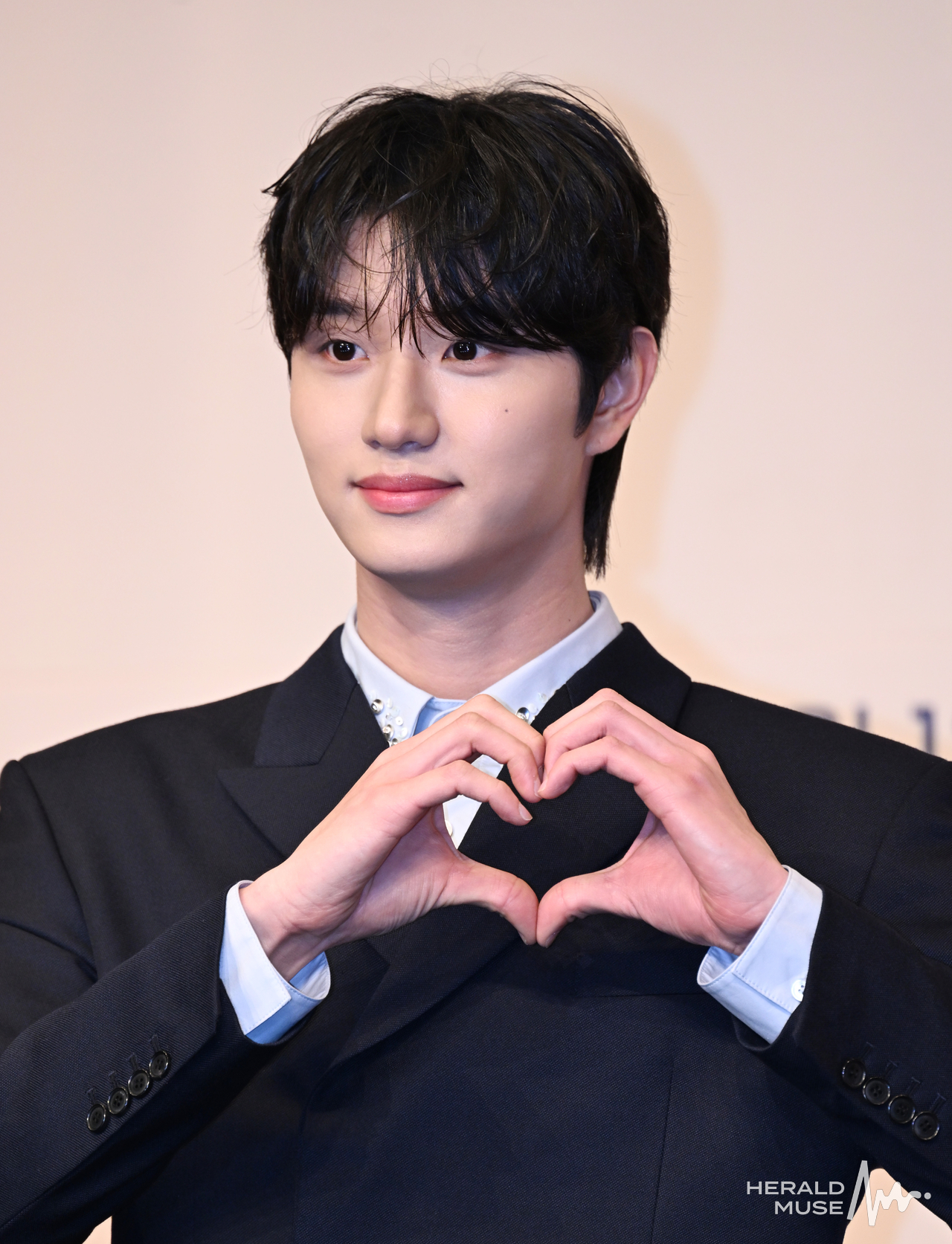 [헤럴드뮤즈=윤병찬 기자] 7일 오후 구로구 신도림동 더 링크 서울 호텔에서 티빙 오리지널 <유미의세포들3> 제작발표회가 열렸다.
‘유미의 세포들 시즌3’는 스타작가가 된 유미의 무자극 일상 속 날벼락처럼 찾아온 뜻밖의 인물로 인해 다시 한번 웃고 울고 사랑에 빠지는 세포 자극 공감 로맨스다.
한편 이날 현장에는 이상엽 감독, 김고은 배우, 김재원 배우 등이 참석하였다.