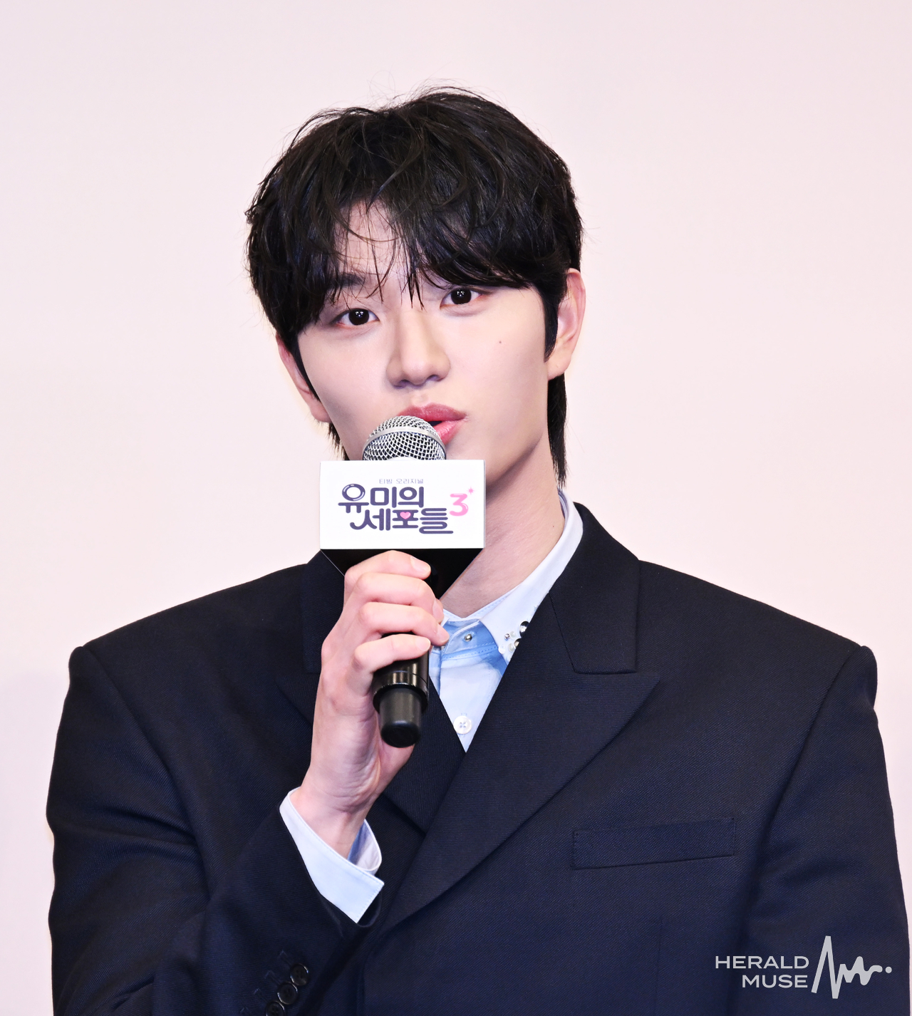 [헤럴드뮤즈=윤병찬 기자] 7일 오후 구로구 신도림동 더 링크 서울 호텔에서 티빙 오리지널 <유미의세포들3> 제작발표회가 열렸다.
‘유미의 세포들 시즌3’는 스타작가가 된 유미의 무자극 일상 속 날벼락처럼 찾아온 뜻밖의 인물로 인해 다시 한번 웃고 울고 사랑에 빠지는 세포 자극 공감 로맨스다.
한편 이날 현장에는 이상엽 감독, 김고은 배우, 김재원 배우 등이 참석하였다.