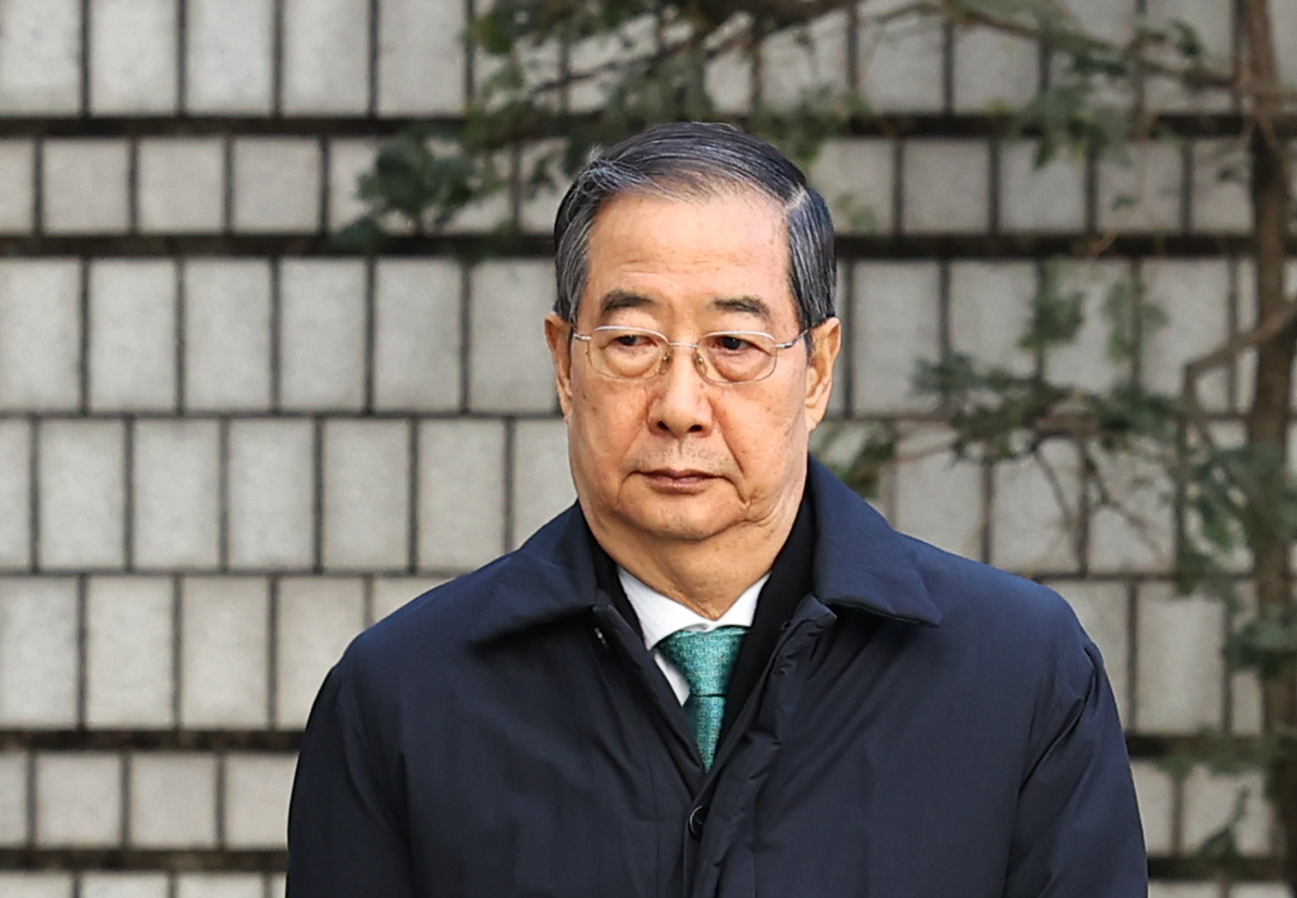 Former Prime Minister Han Duck-soo arrives at the Seoul Central District Court in Seoul for his insurrection trial on Jan. 21. (Newsis)