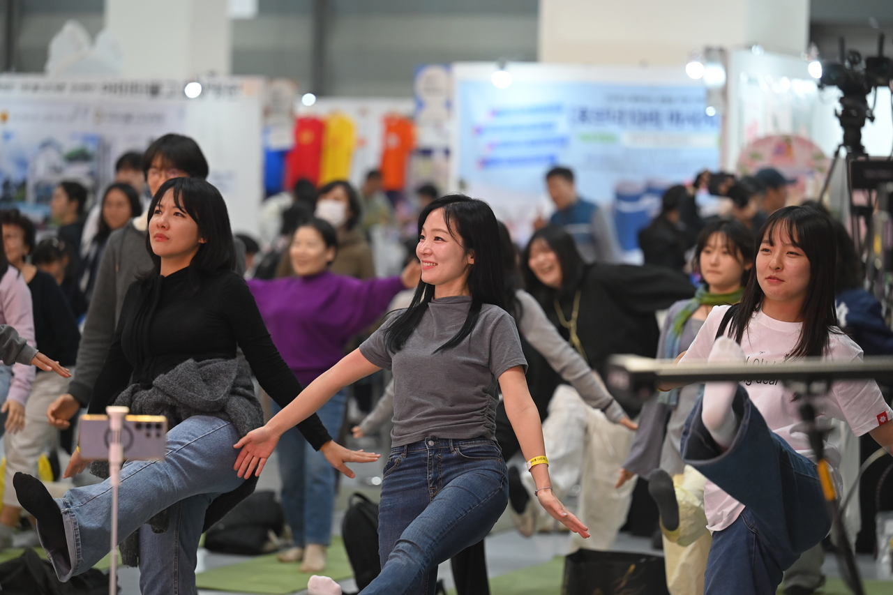 Rhythm, Faith, and Technology: 250,000 Attend Buddhism Expo, Driven by Gen Z Enthusiasm 22 Visitors take part in a Seonmudo session, performing kicks at the Seoul International Buddhism Expo. Seonmudo is a Buddhist practice that combines movement and meditation. (Seoul International Buddhism Expo)