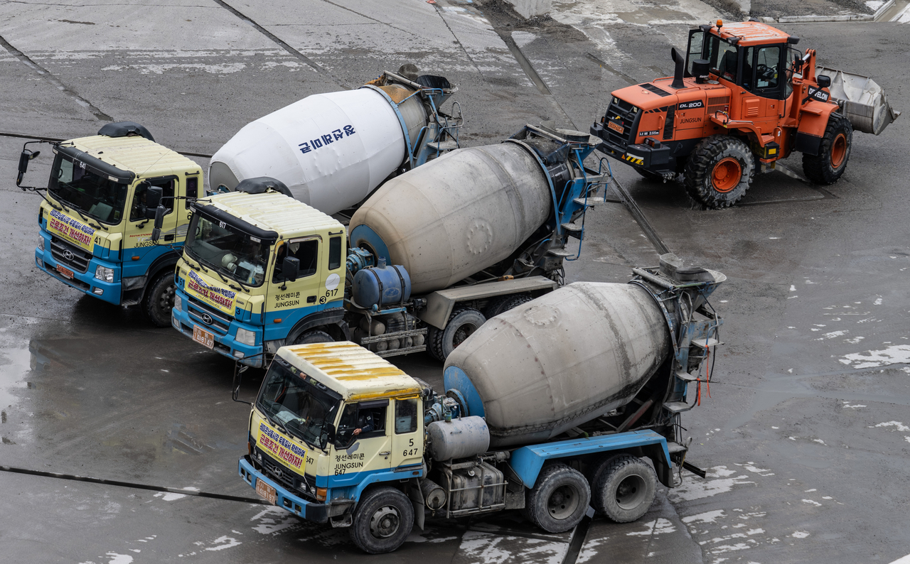 Concrete mixer trucks are on standby in Anyang, Gyeonggi Province, on Monday. (Yoon Chang-bin/The Korea Herald)
