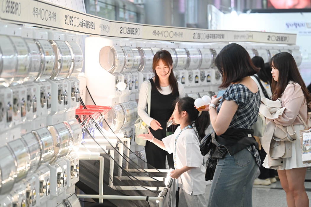 Rhythm, Faith, and Technology: 250,000 Attend Buddhism Expo, Driven by Gen Z Enthusiasm 26 Visitors participate in a capsule draw inspired by this year’s theme of “gong,” a Korean word that means both “emptiness” and “ball.” (Seoul International Buddhism Expo 2026)