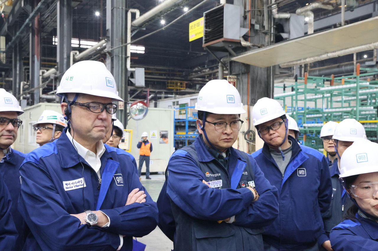 GM Korea CEO Hector Villarreal (left) is briefed by a staff member at the company’s Bupyeong plant in Incheon on March 25. (GM Korea)
