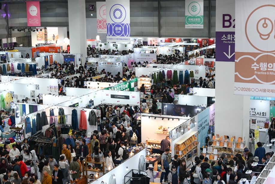 Rhythm, Faith, and Technology: 250,000 Attend Buddhism Expo, Driven by Gen Z Enthusiasm 21 Crowds move through the exhibition floor at Coex, where 435 booths offered Buddhist-inspired merchandise, counseling and hands-on experiences. (Seoul International Buddhism Expo 2026)