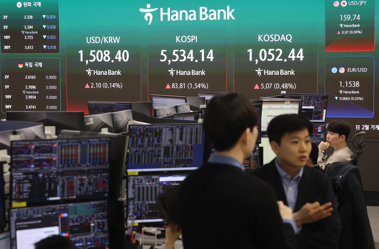 An electronic board showing the Korea Composite Stock Price Index at a dealing room of the Hana Bank headquarters in Seoul on Tuesday. (Yonhap)