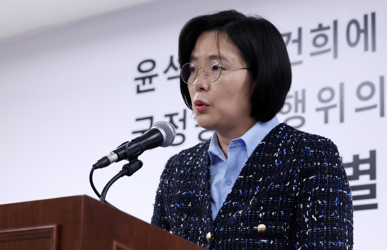 Assistant special counsel Kim Ji-mi speaks to reporters in March at the second comprehensive special counsel office in Gwacheon, Gyeonggi Province. (Newsis)