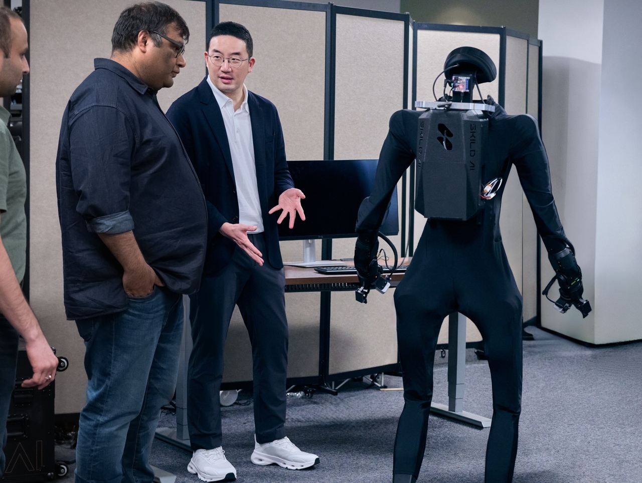 LG Group Chairman Koo Kwang-mo (center) watches a humanoid robot demonstration with Skild AI co-founder Abhinav Gupta in Silicon Valley on Thursday. (LG Group)