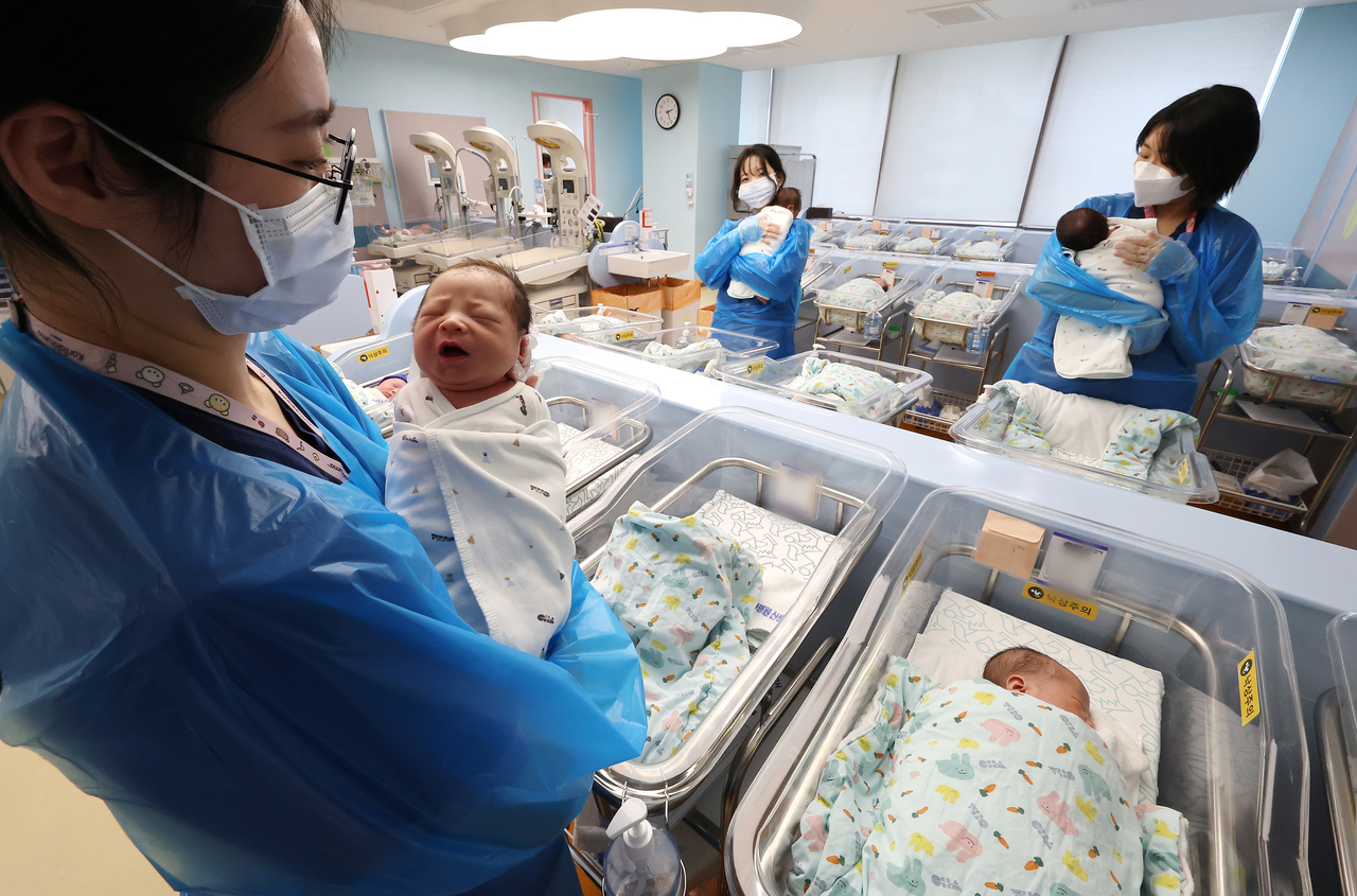 Nurses care for newborns at Cha Ilsan Medical Center in Goyang, Gyeonggi Province, March 26. (Yonhap)