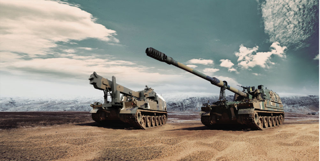 Hanwha Aerospace’s K9 self-propelled howitzer (right) and K10 ammunition resupply vehicle (Hanwha Aerospace)
