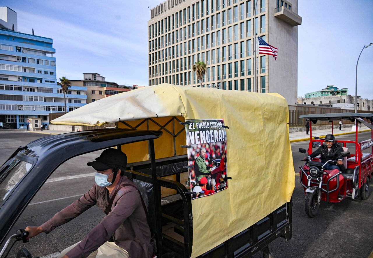 A Cuban on an electric tricycle decorated with a picture of late Cuban President Fidel Castro rides past the US embassy during a march in Havana on Thursday. (AFP-Yonhap)